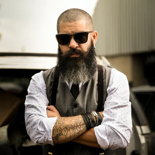 homme barbe longue